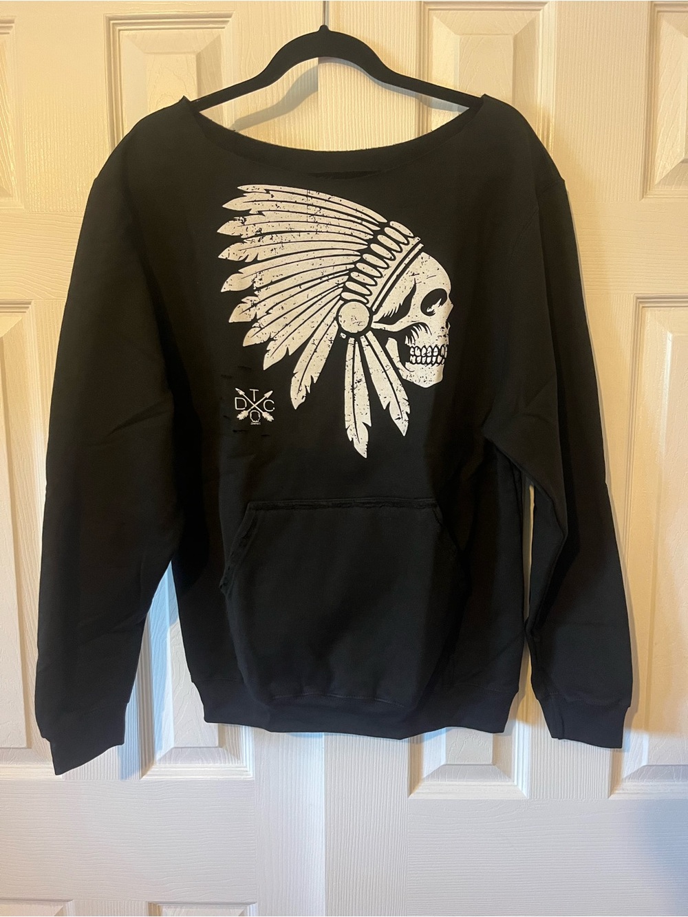 NWT women’s Black Skull Headdress Graphic Crewneck Sweatshirt Size Medium